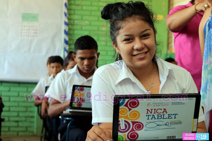 Inauguran aulas m&oacute;viles digitales en el colegio Benjam&iacute;n Zeled&oacute;n